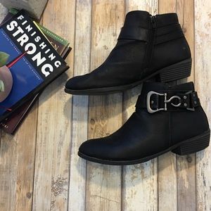 Pierre Dumas black booties, sz 10